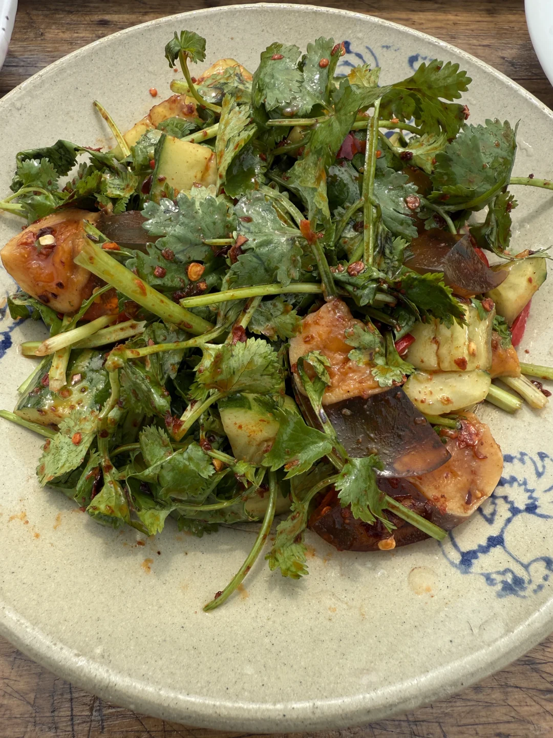 农村小院，65岁的爸爸弄了一大盘菜