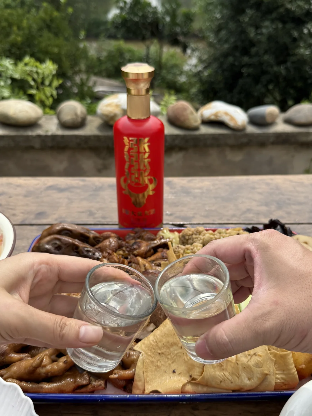 农村小院，65岁的爸爸弄了一大盘菜