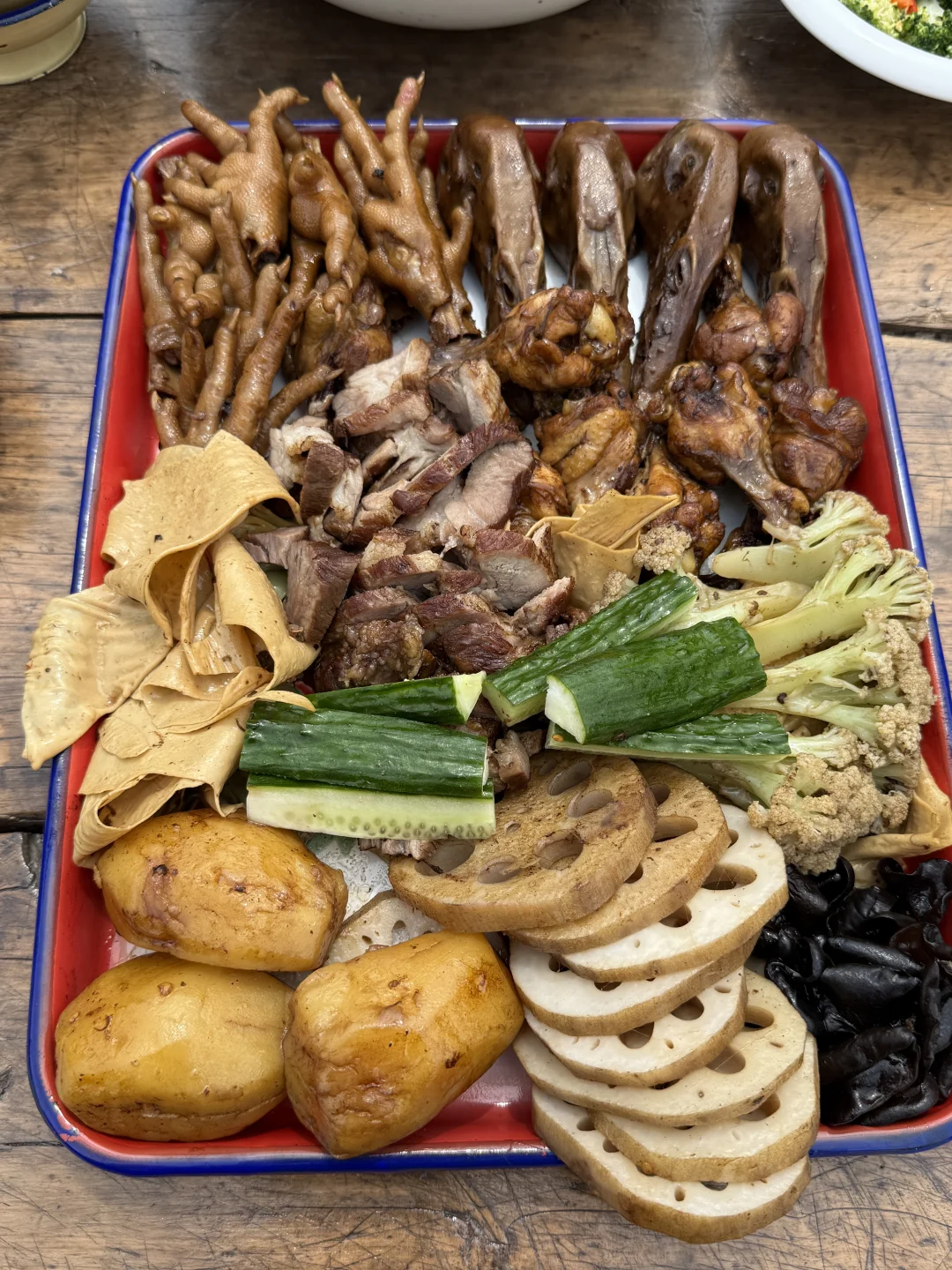 农村小院，65岁的爸爸弄了一大盘菜