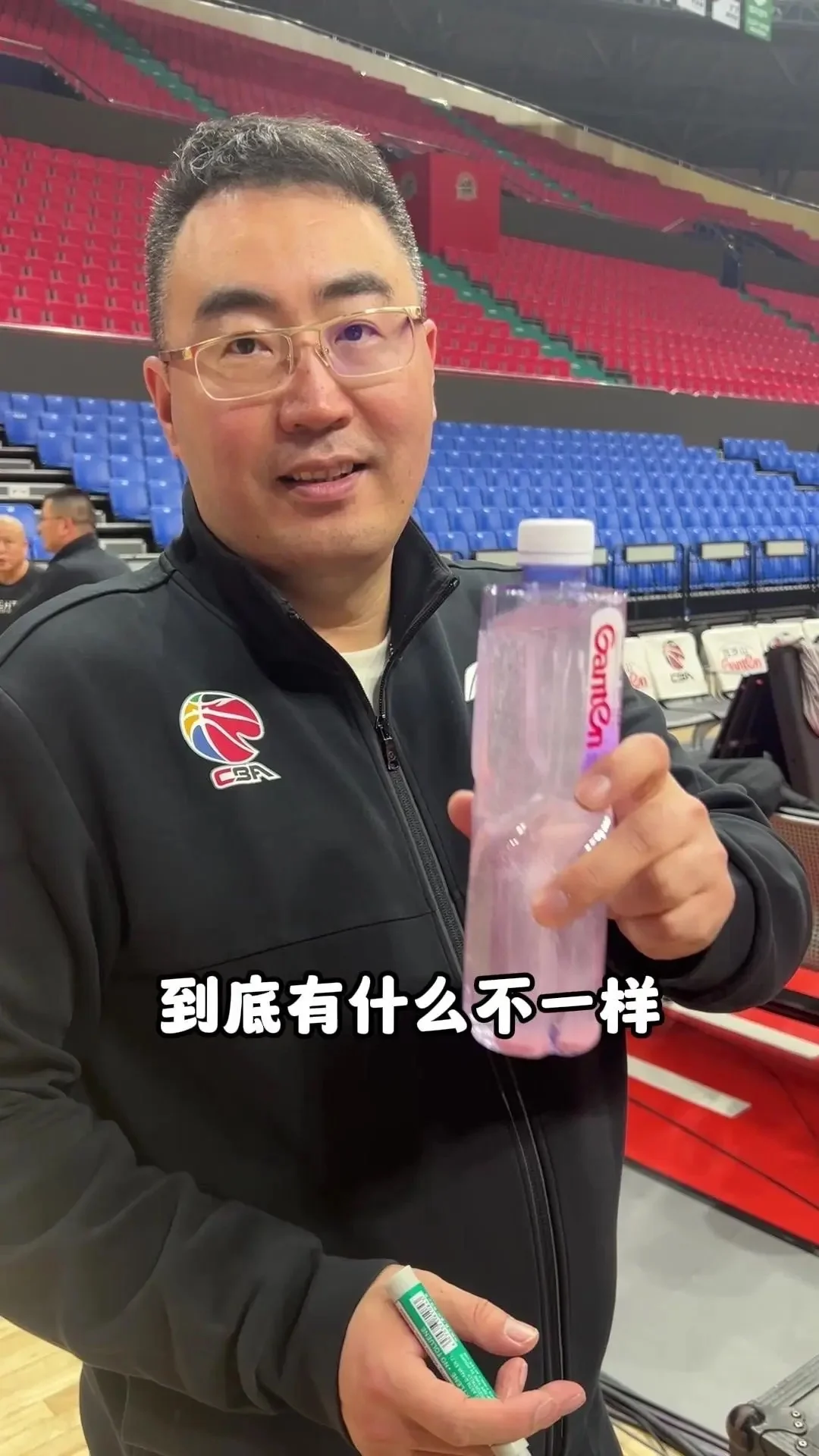 有没有发现球员都在喝五颜六色的水？
