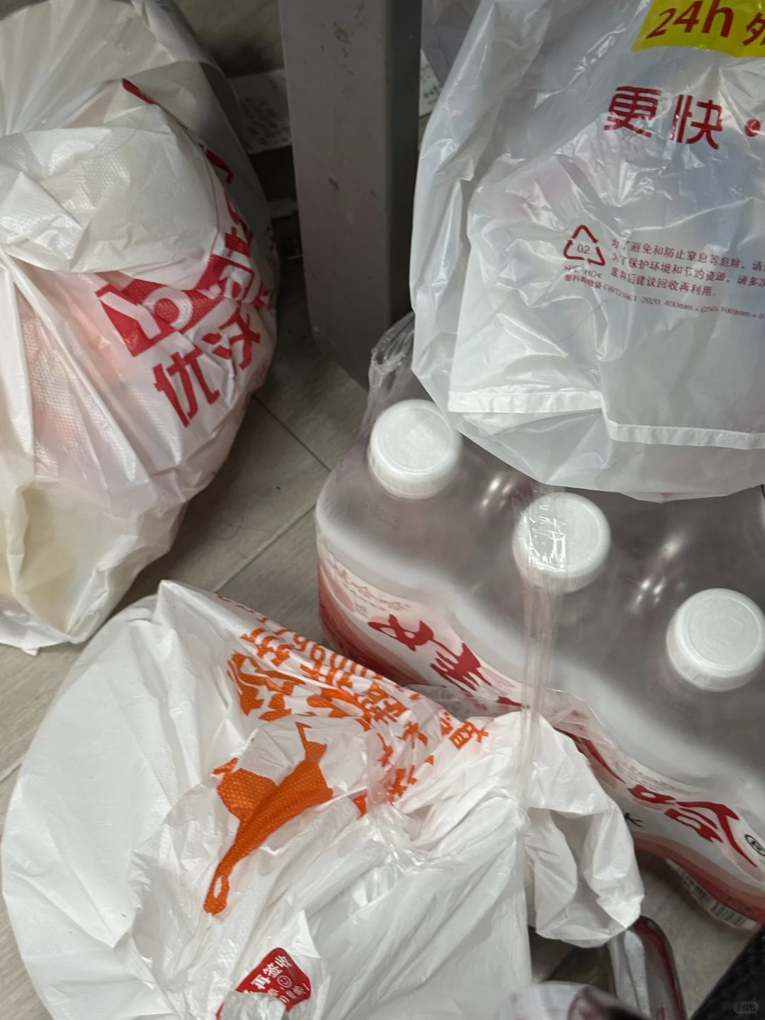 10瓶水！感谢美团～嘿嘿