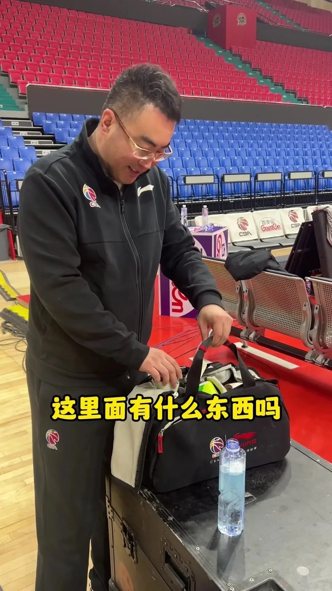 有没有发现球员都在喝五颜六色的水？