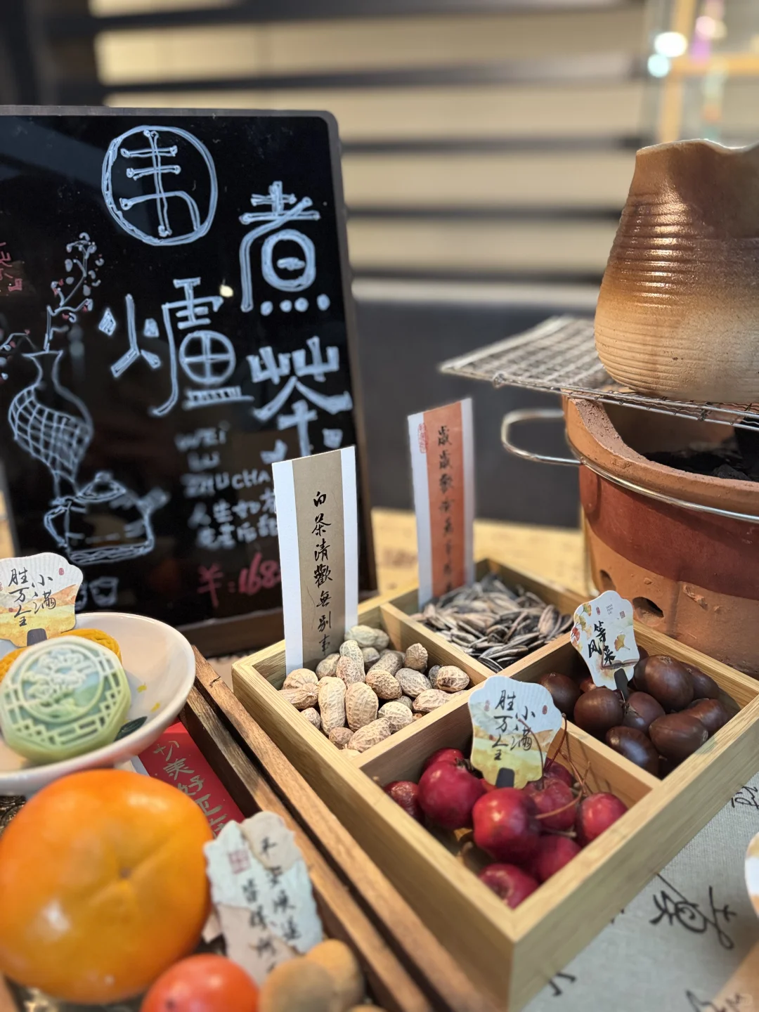 承德秋日顶流！银杏树下围炉撸小鹿