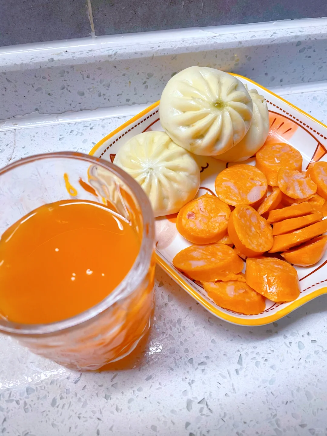 早餐好选择，喝一杯果蔬汁精神满满一整天