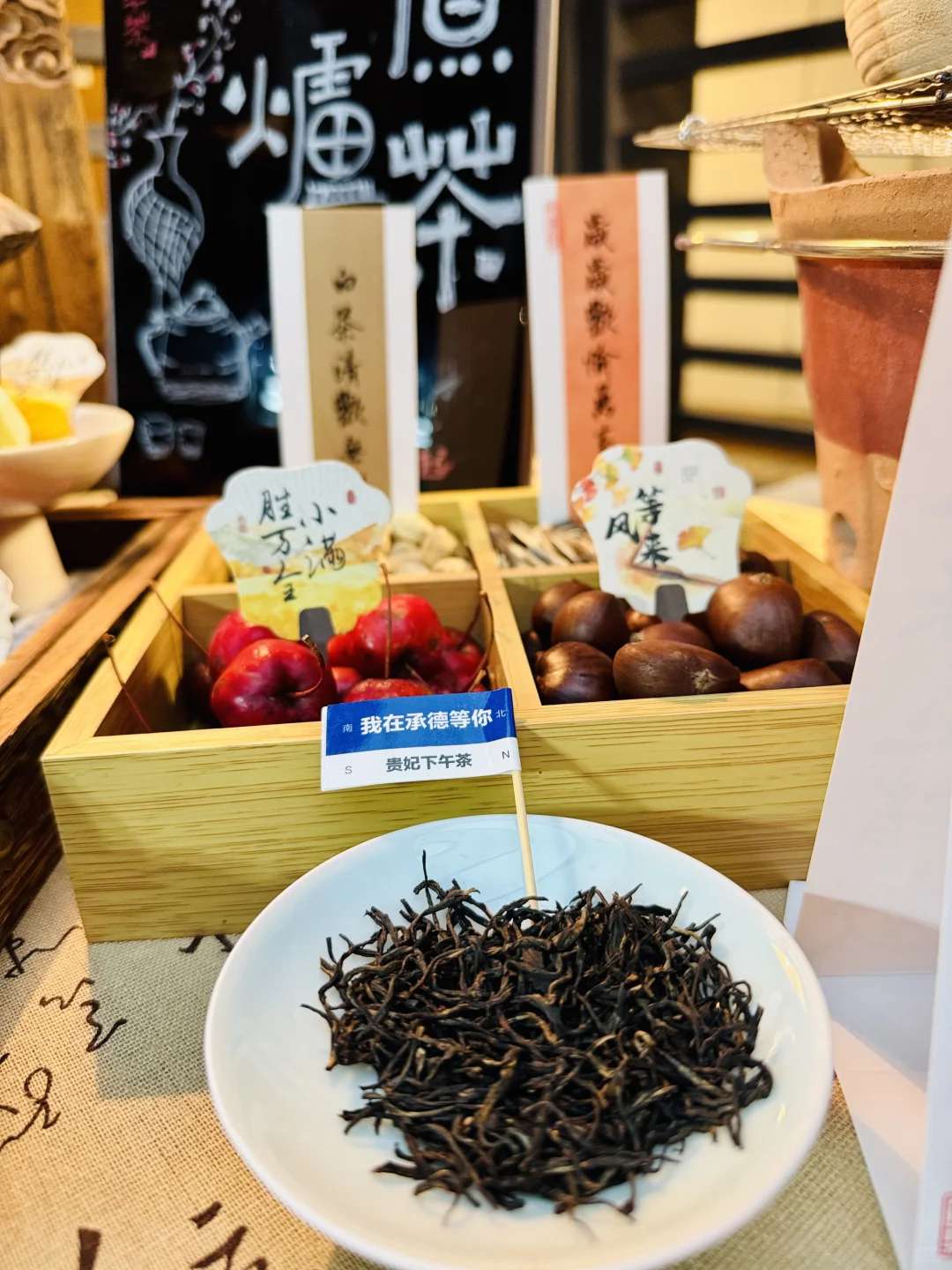 承德秋日顶流！银杏树下围炉撸小鹿