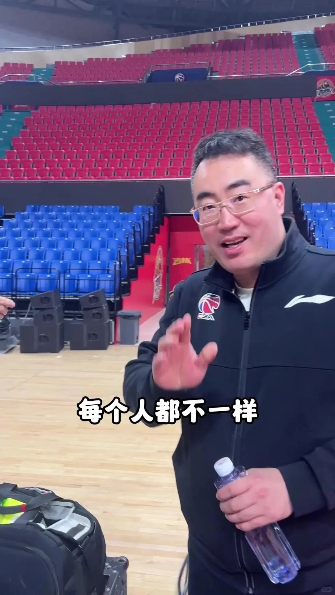 有没有发现球员都在喝五颜六色的水？
