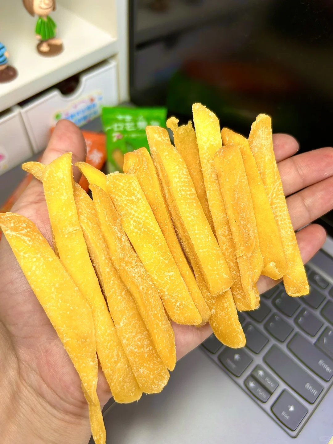 分享几个宿舍爆款小零食…平价好吃?！！