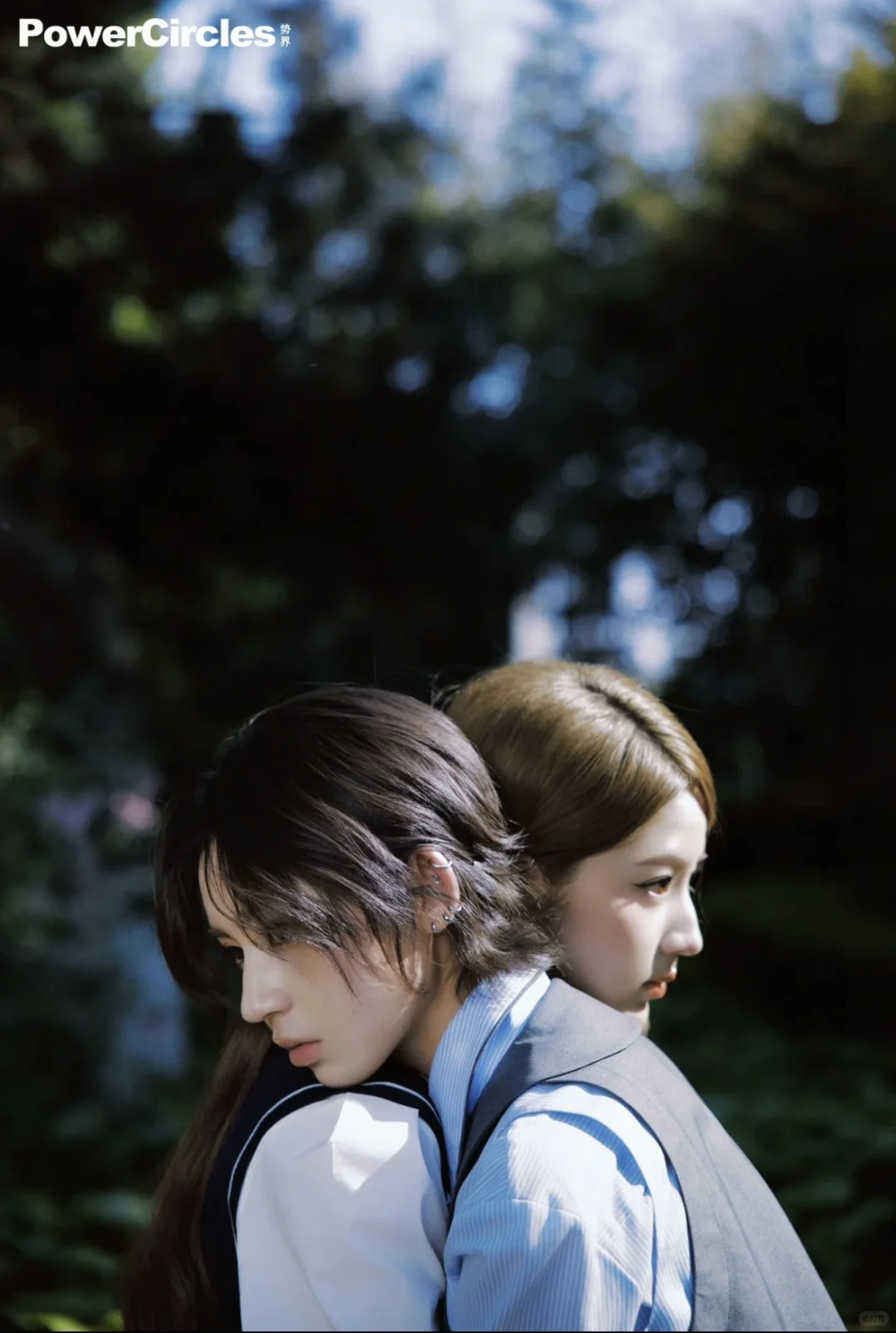 她和她
