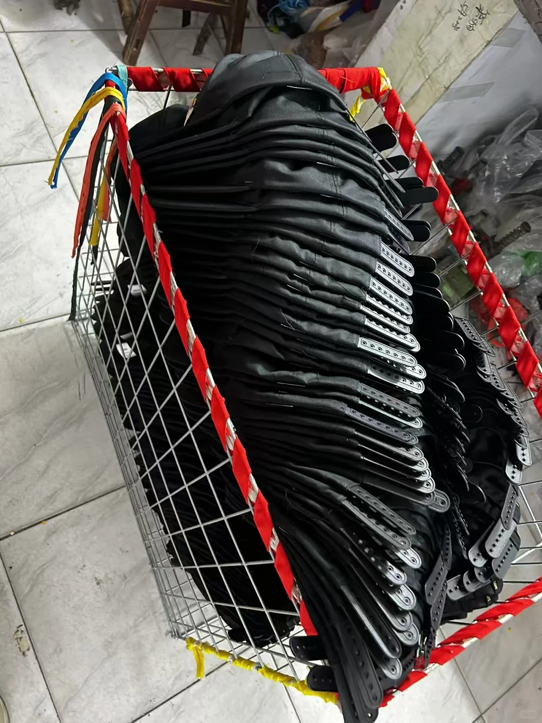 帽子工厂正常工作出货中