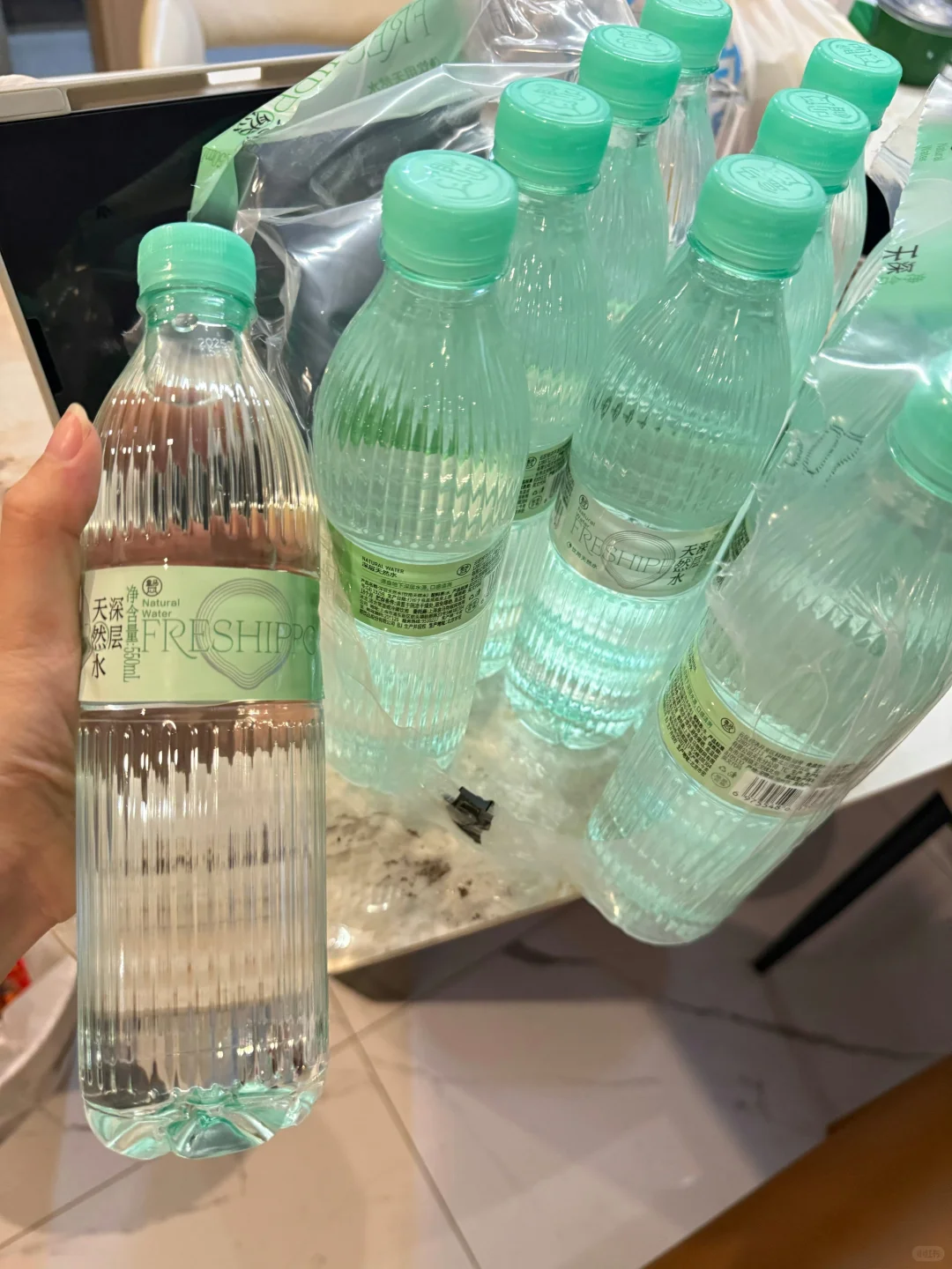 薅了盒马60瓶水！直接丢后备箱里囤上?