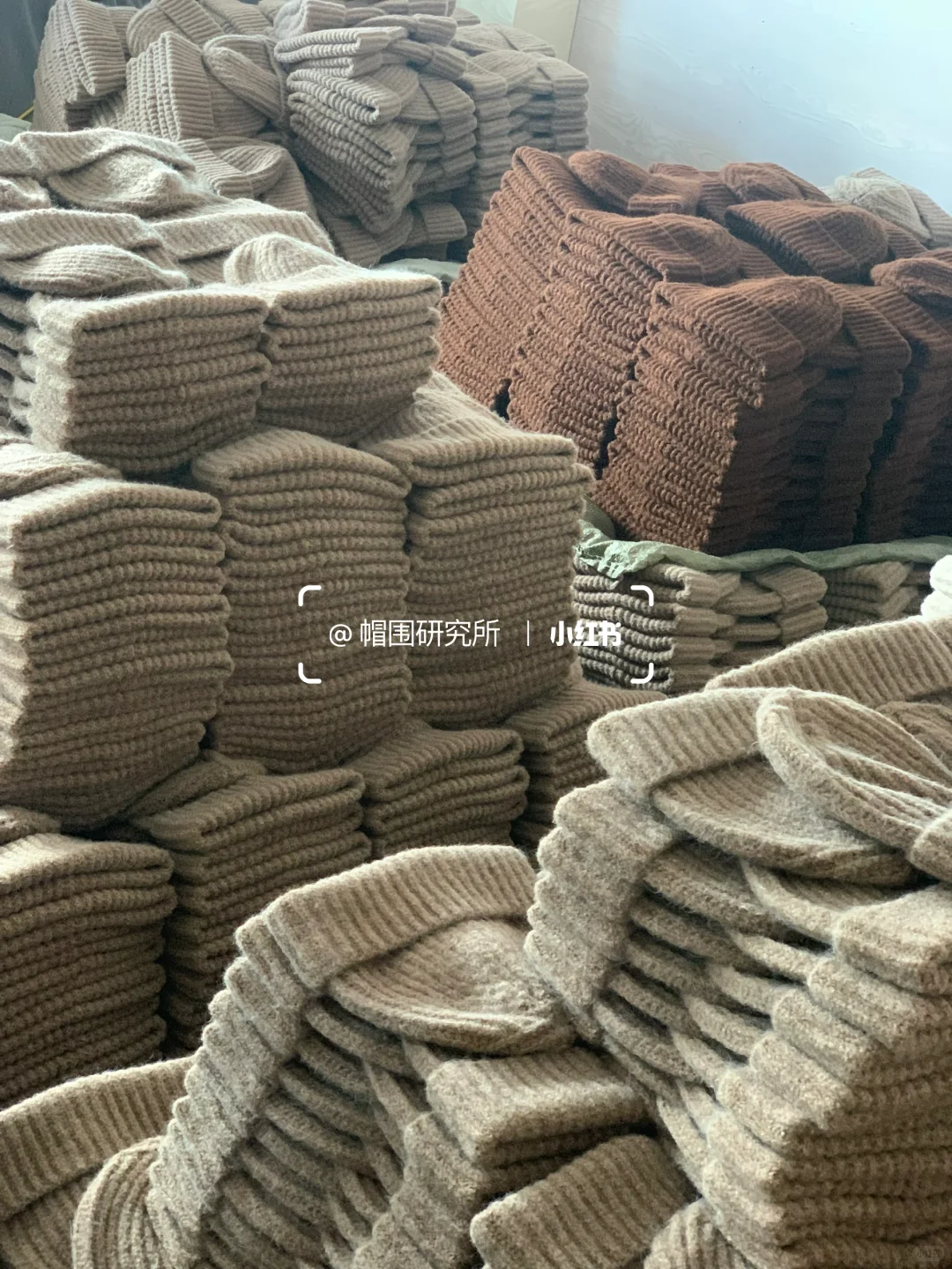 工厂出货实拍｜25年专业帽围手套工厂?