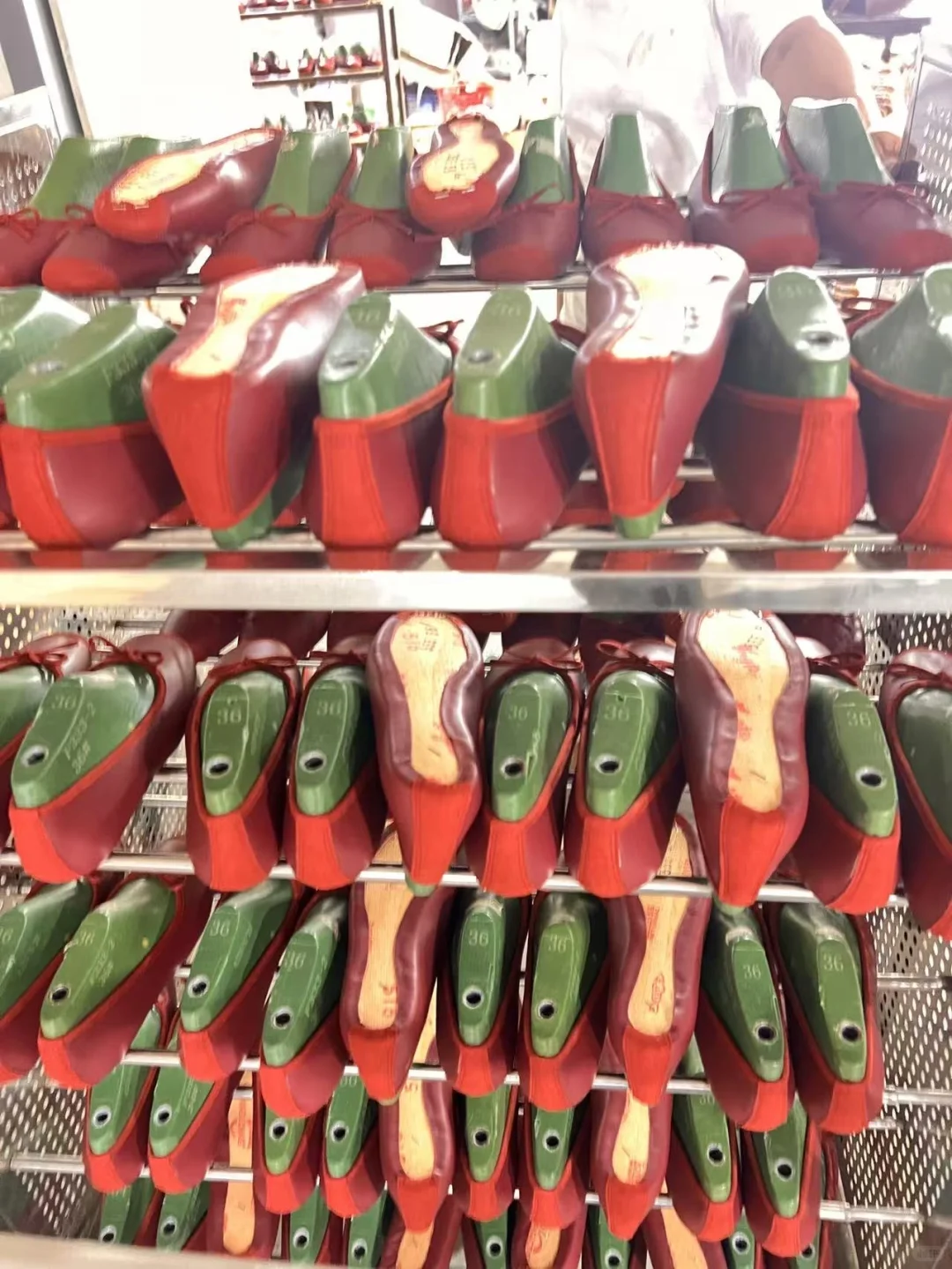 百万博主多次穿搭tui荐的小红鞋