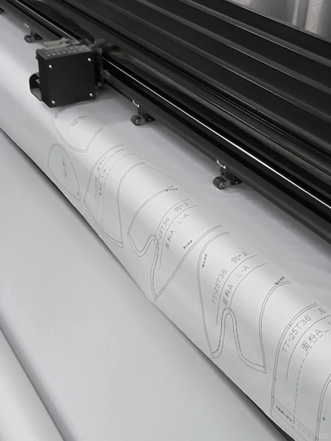 凌晨三点的打版室✂️｜设计师边哭边改稿