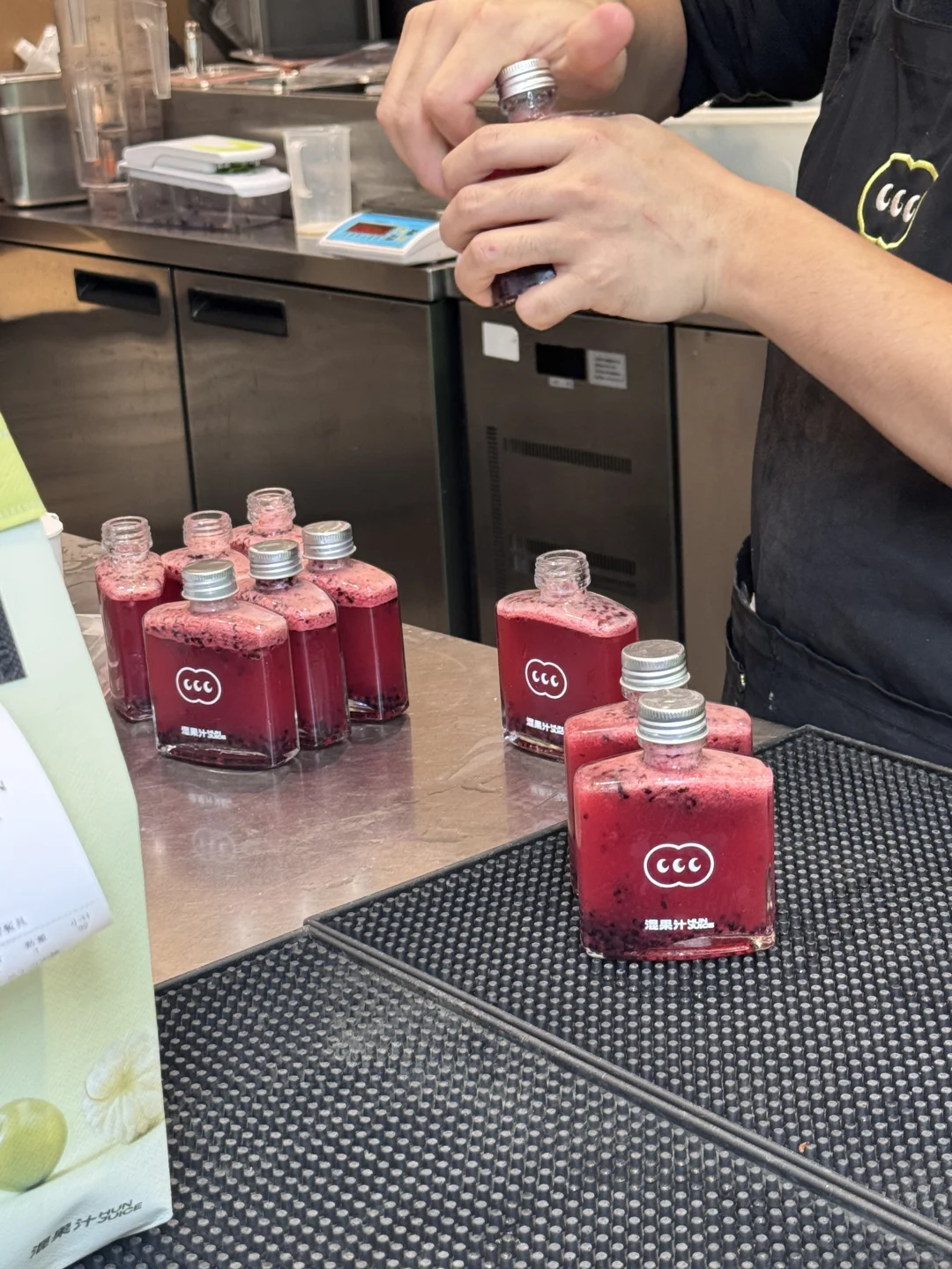 哈哈哈还没长大就出来打工了