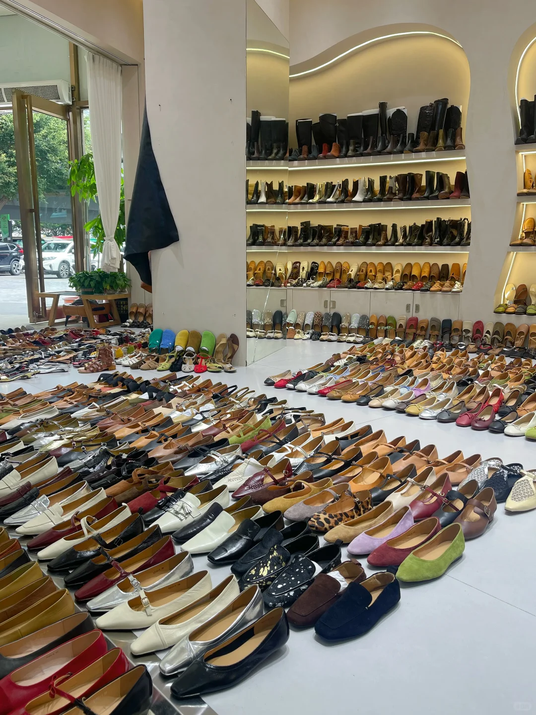 今天被一整层鞋美到了！！！超多批发鞋店～
