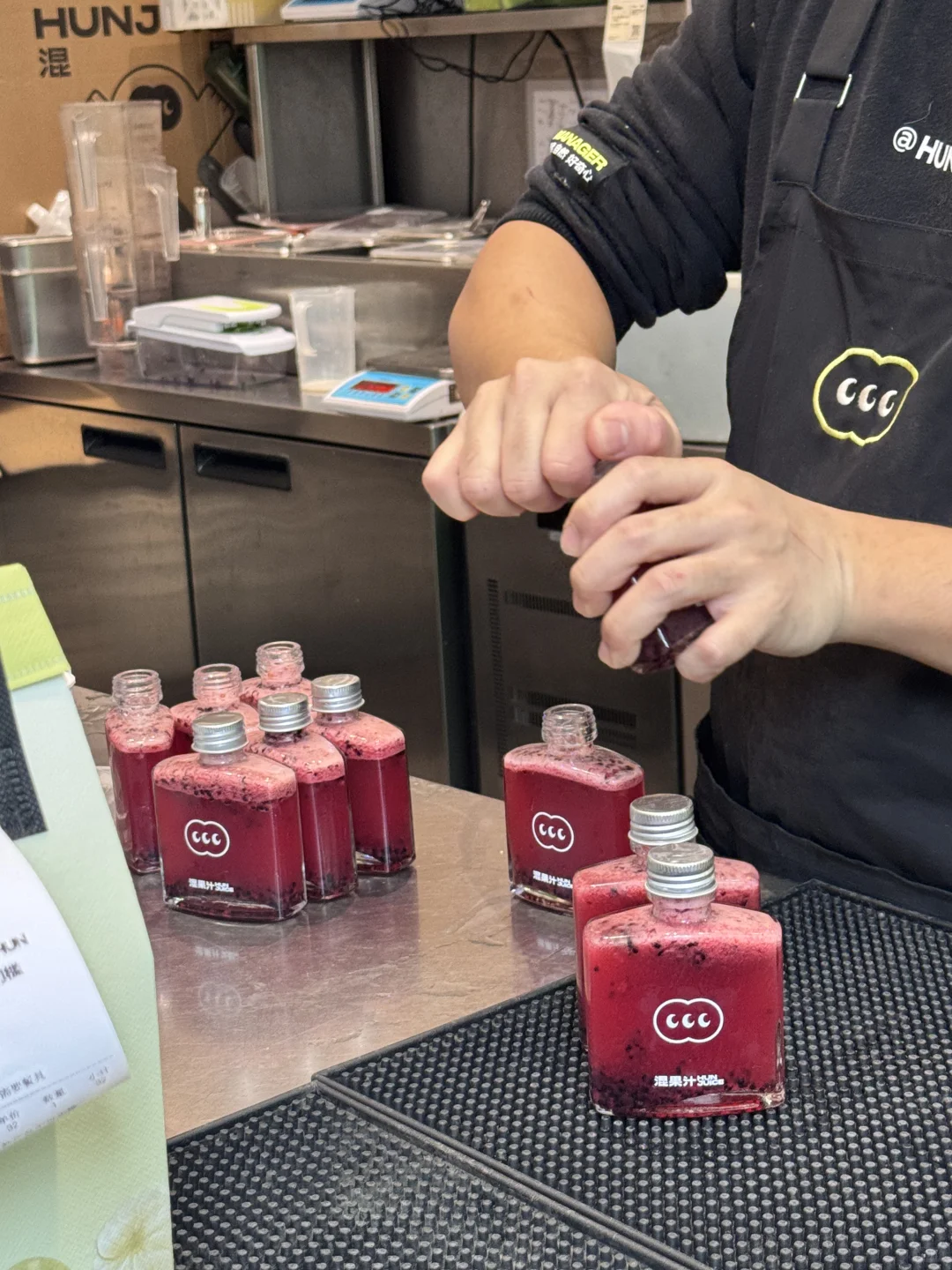 哈哈哈还没长大就出来打工了