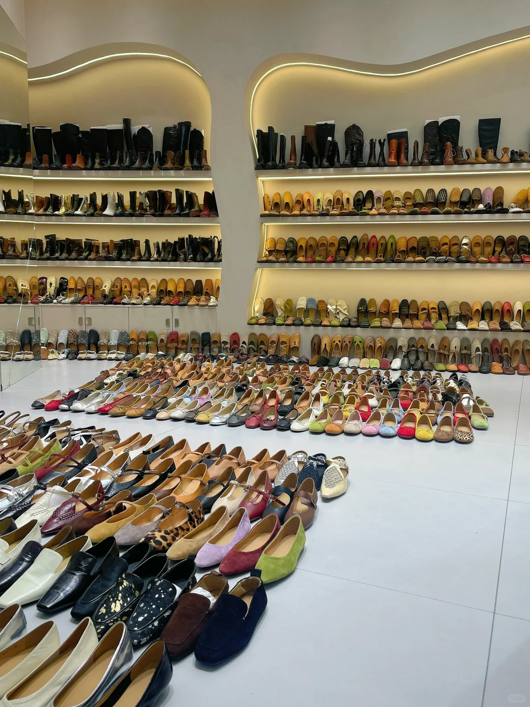 今天被一整层鞋美到了！！！超多批发鞋店～