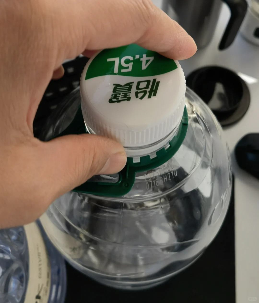 七鲜这个天然水 瓶盖大的逆天