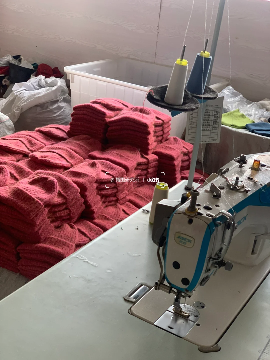 工厂出货实拍｜25年专业帽围手套工厂?