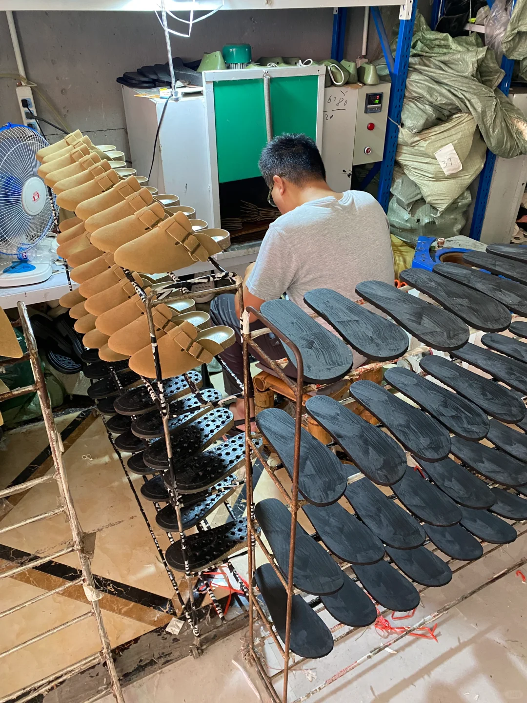 手工鞋制作现场