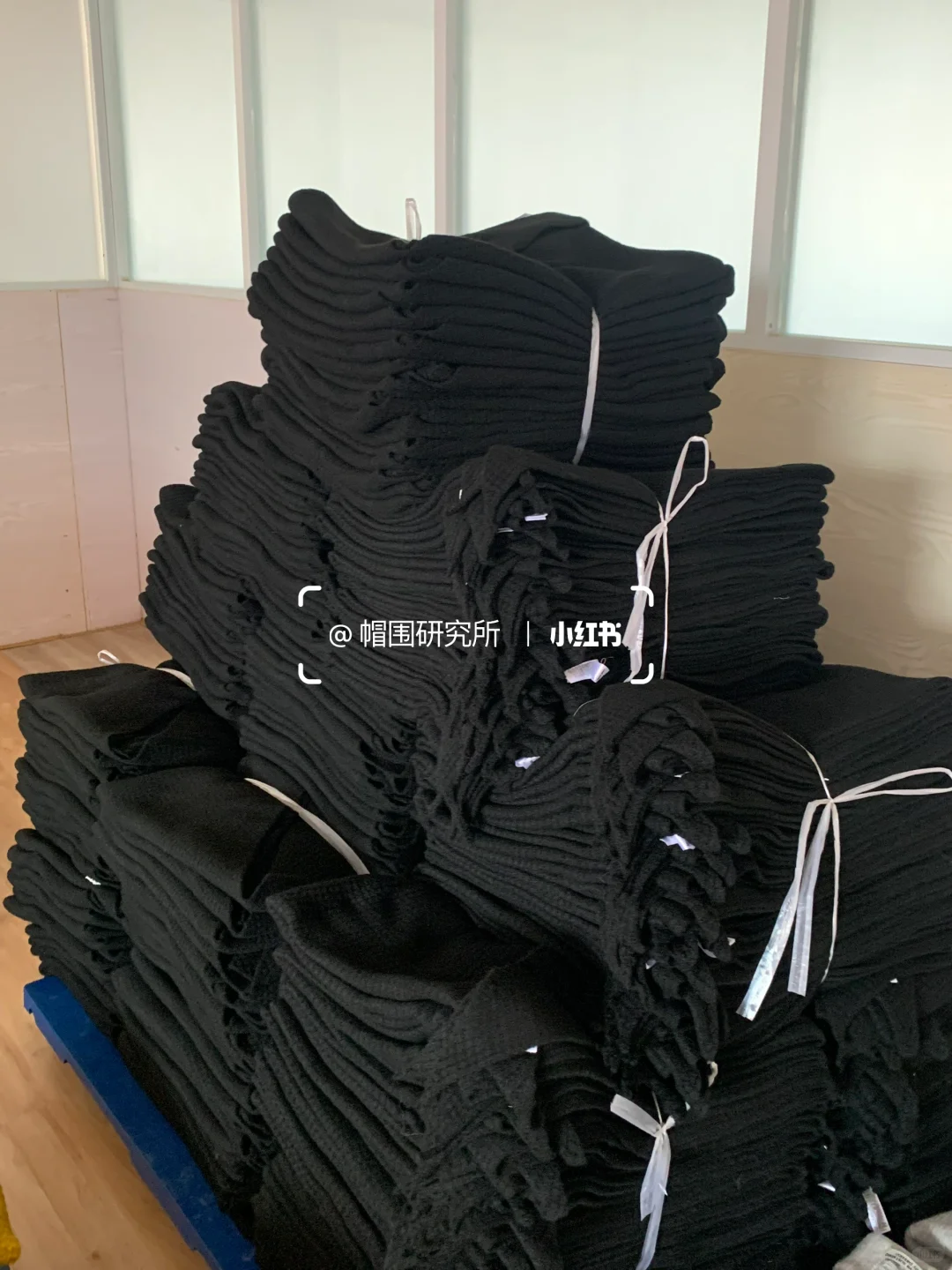 工厂出货实拍｜25年专业帽围手套工厂?