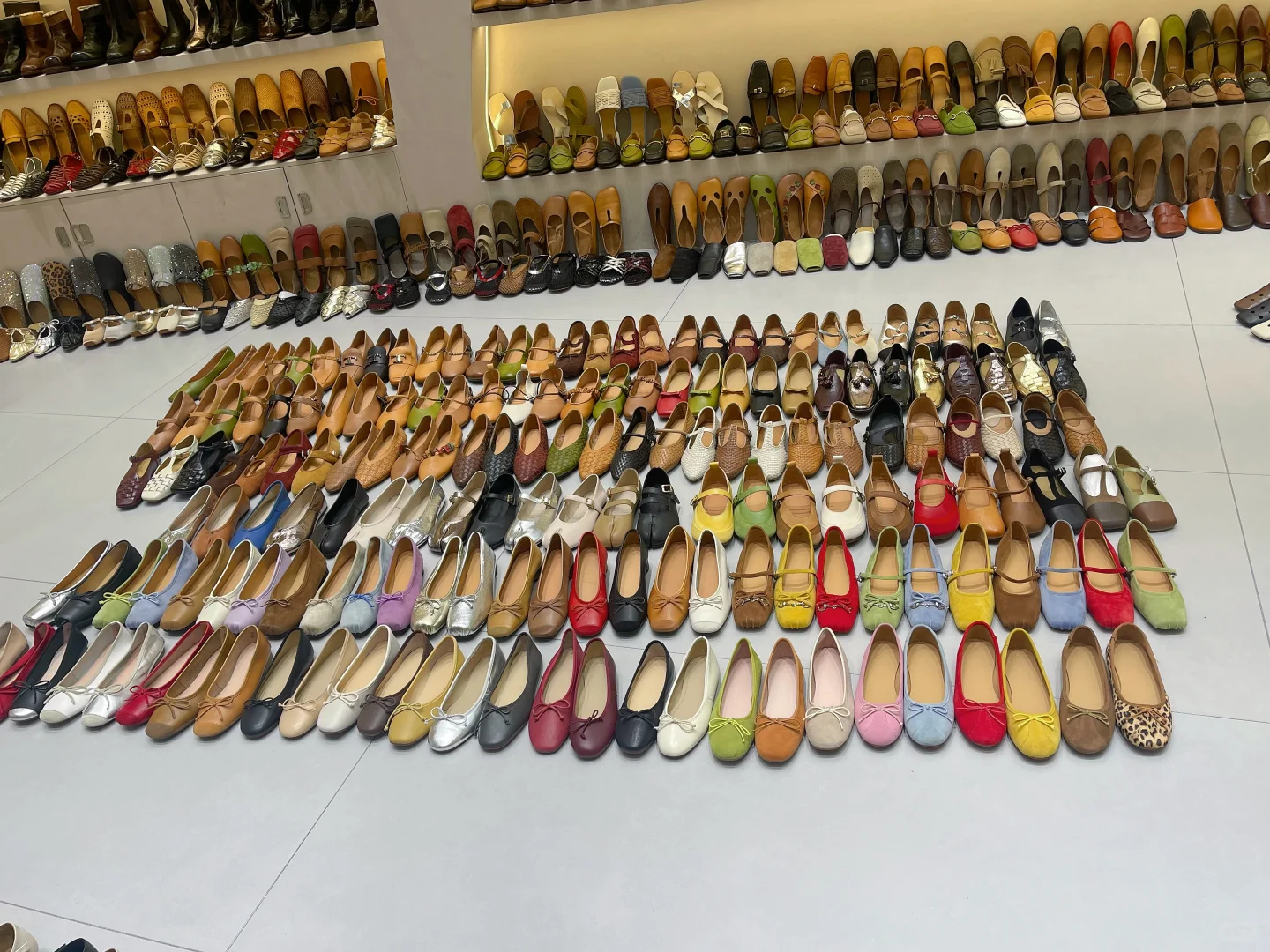 今天被一整层鞋美到了！！！超多批发鞋店～