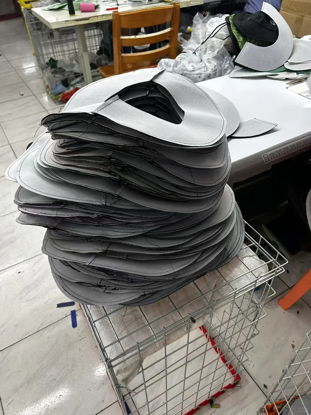 帽子工厂正常工作出货中