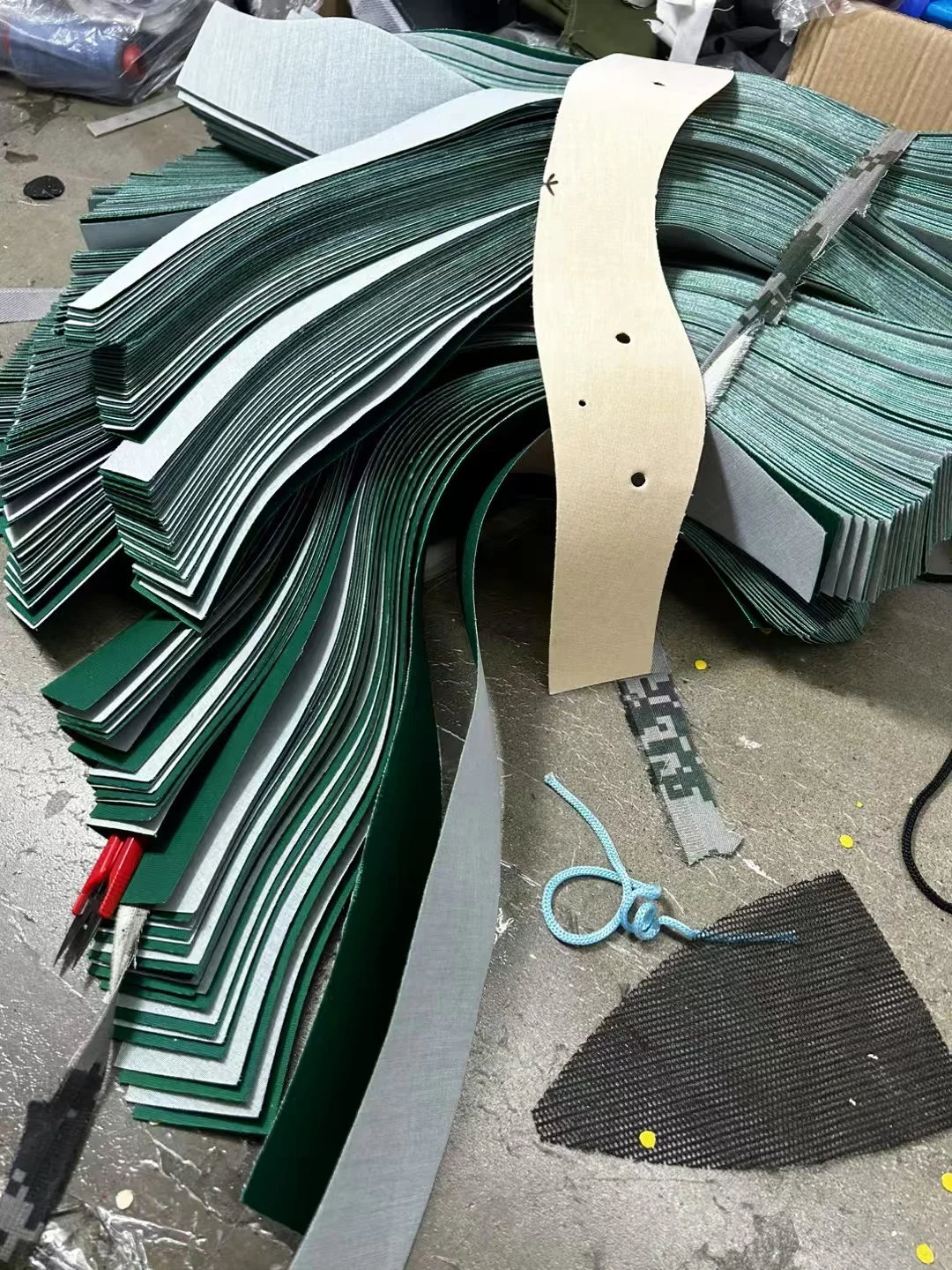 帽子工厂正常工作出货中