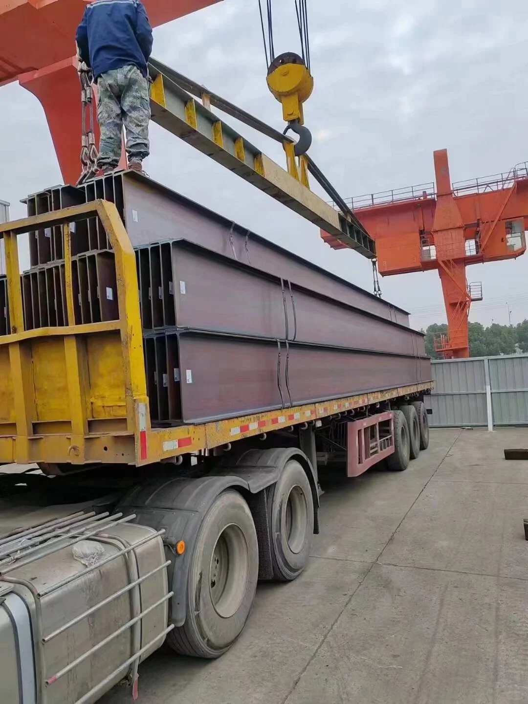 我是在上海做钢材出口贸易的