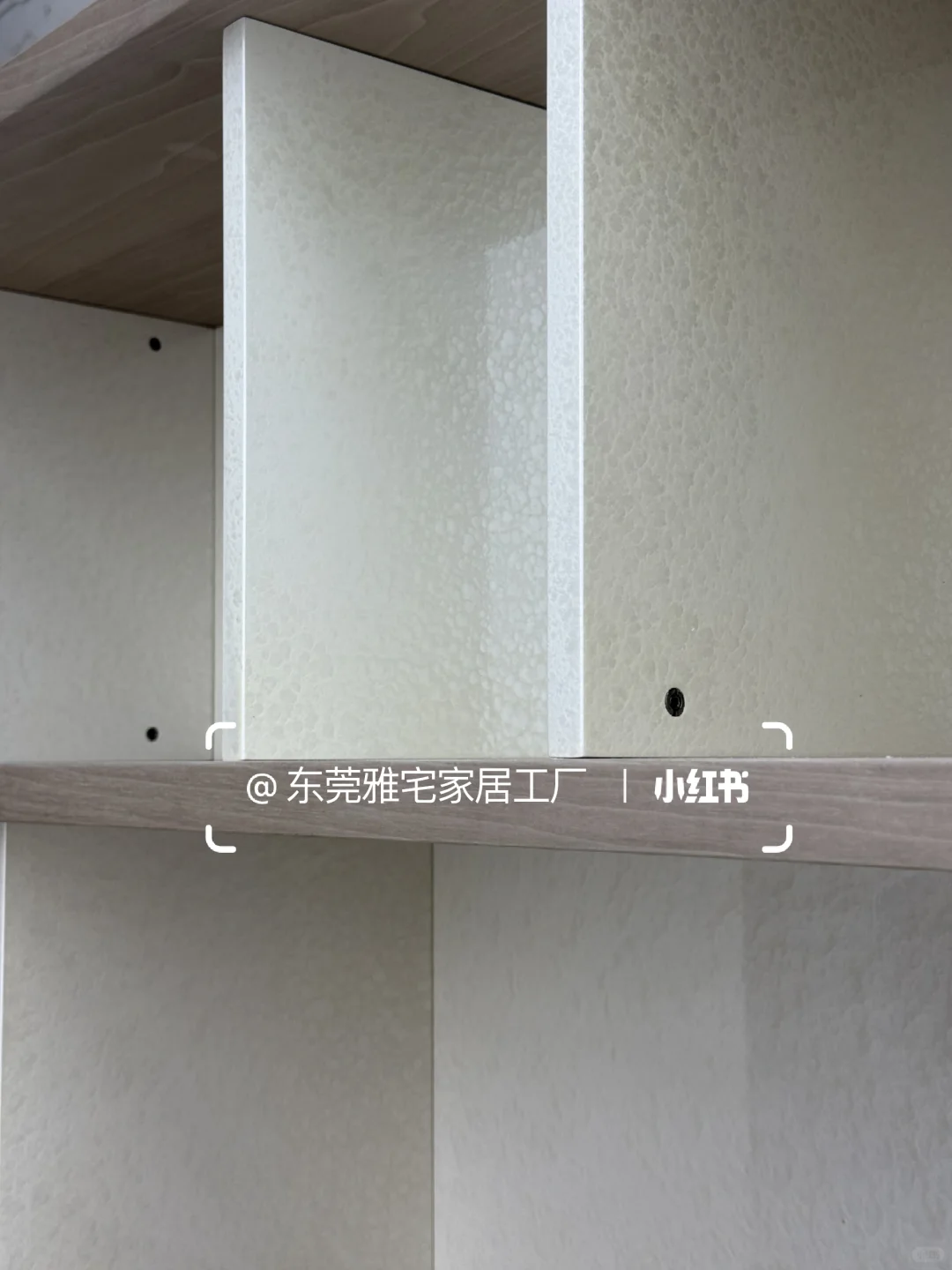 工厂实拍｜贝母漆+染色胡桃木皮展示柜