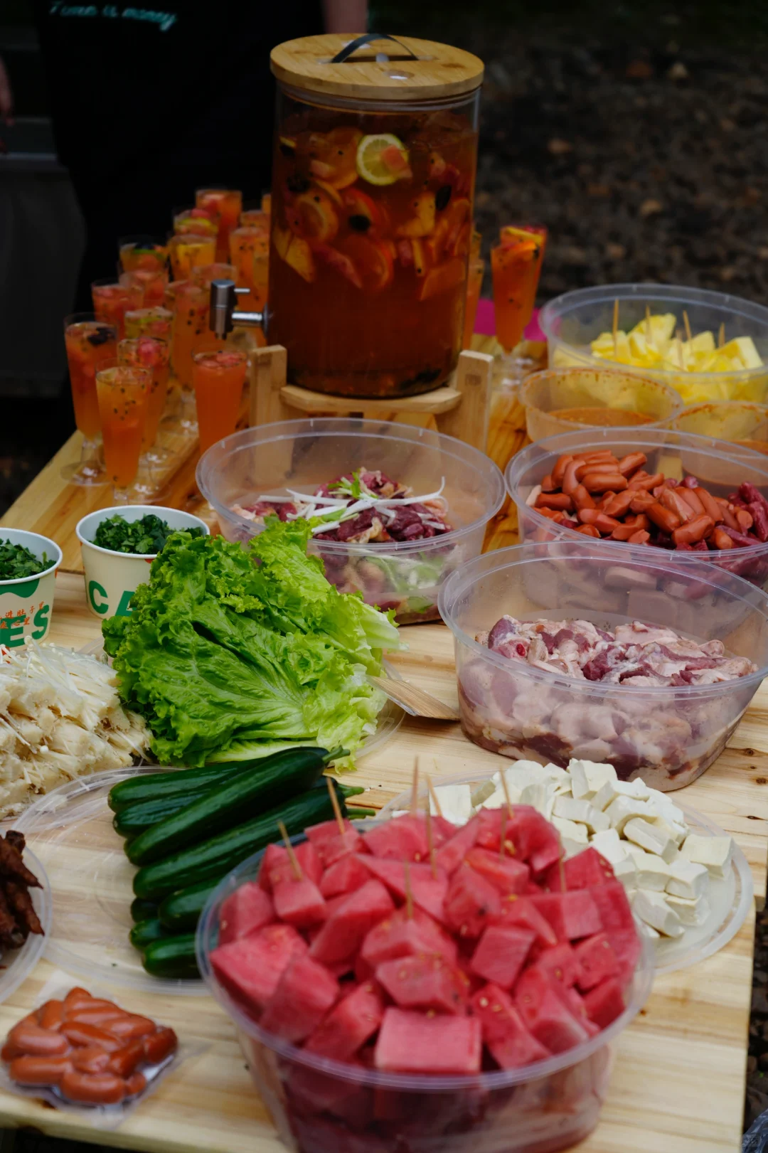 带上一桶水果茶? 去野炊啦～?