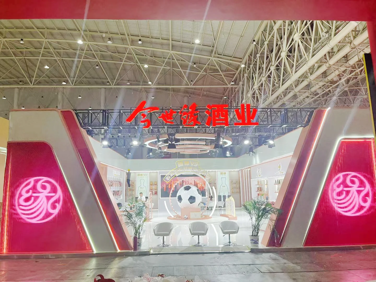 谁懂啊！酒业展遇到神仙展台