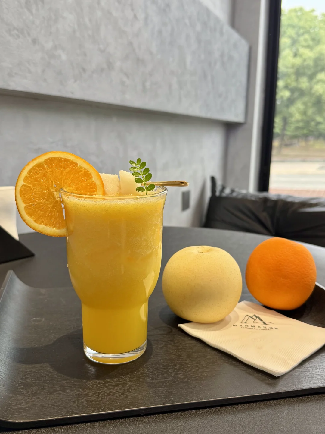 太好了！是鲜榨果汁，我们有救啦