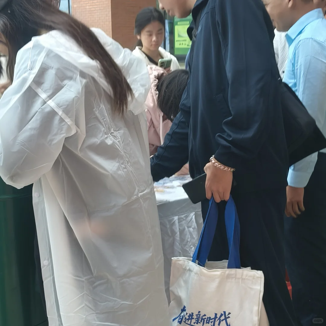 参观“奋进新时代 建功自贸港”主题巡展