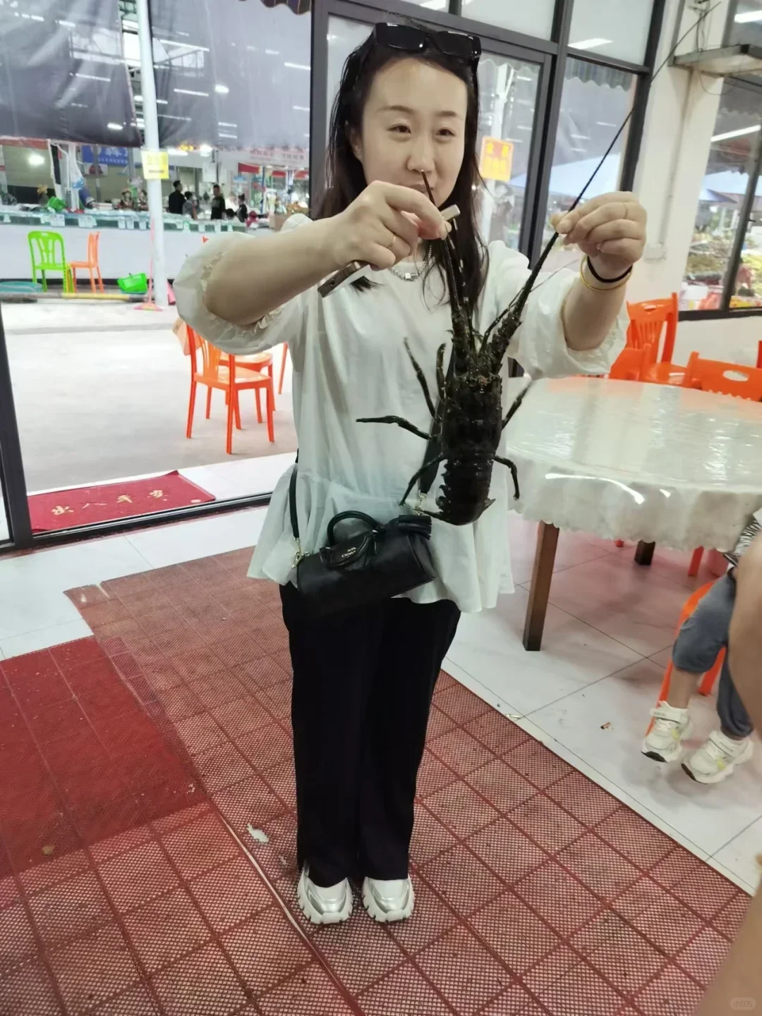 陵水新村码头!本地妹带买海鲜+加工,省一