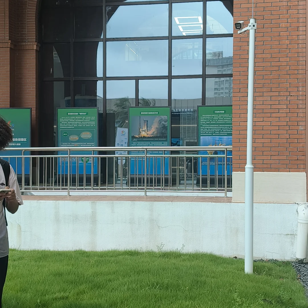 参观“奋进新时代 建功自贸港”主题巡展