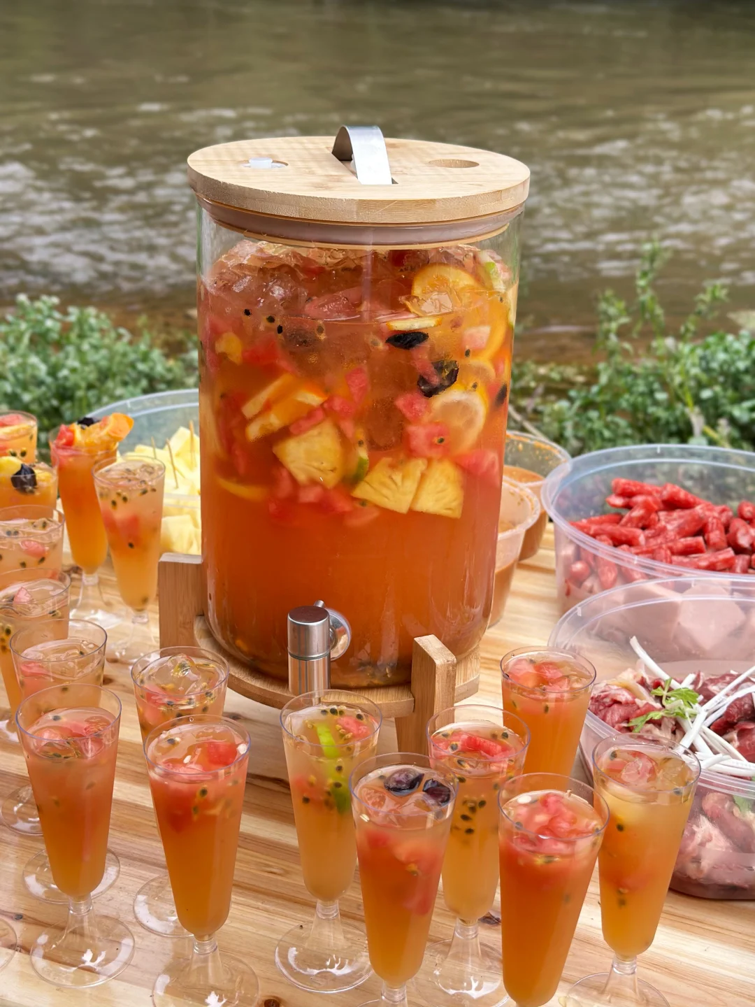 带上一桶水果茶? 去野炊啦～?