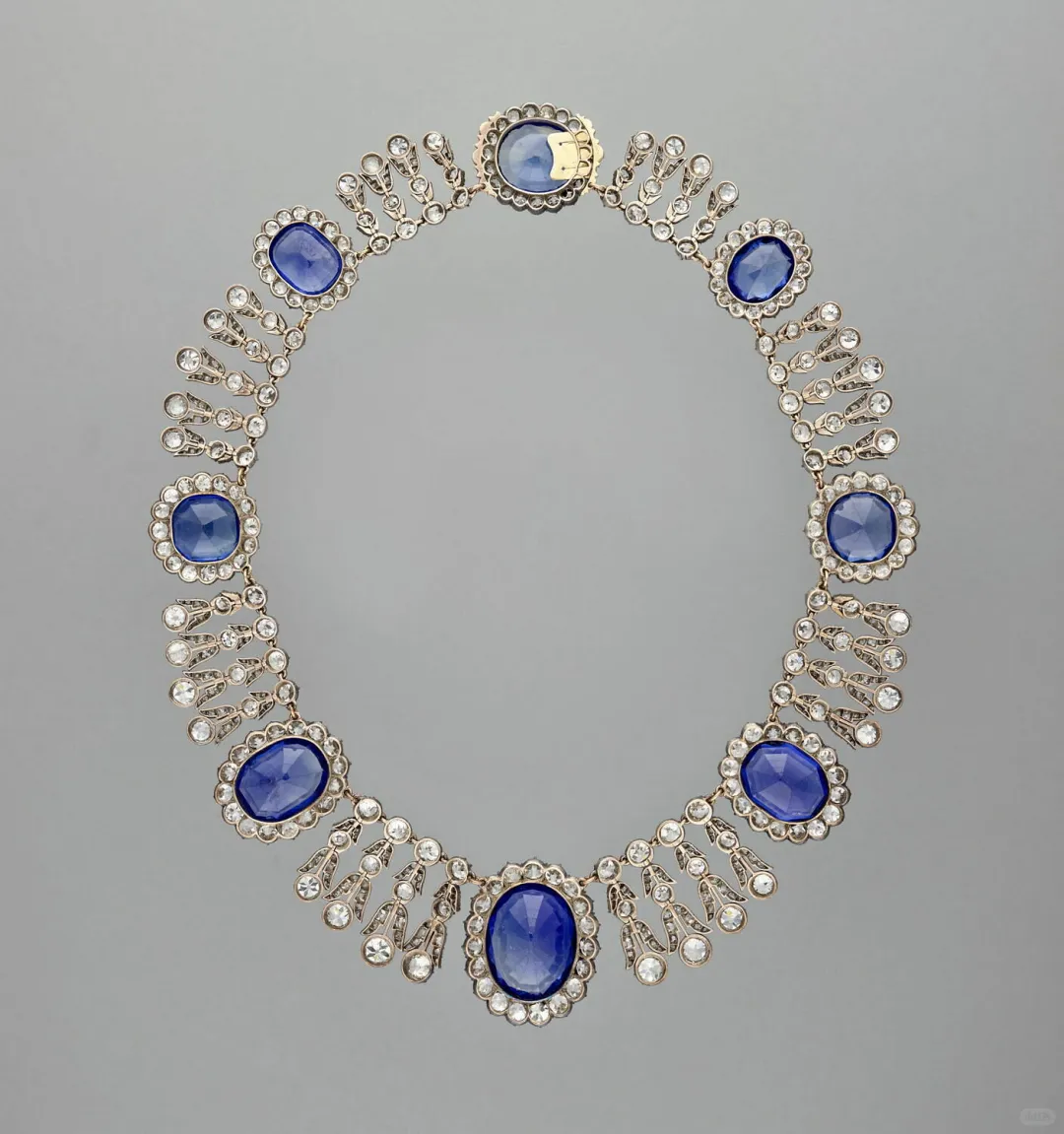 卢浮宫失窃珠宝的 “数字暴击”