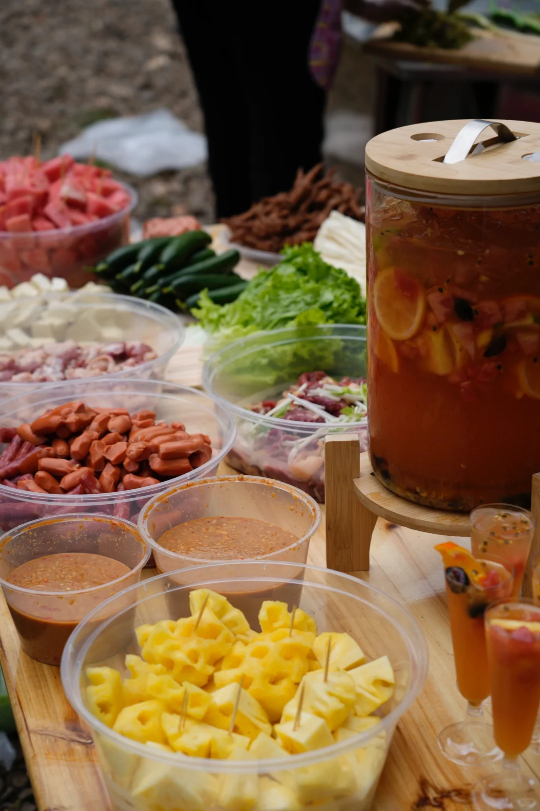 带上一桶水果茶? 去野炊啦～?