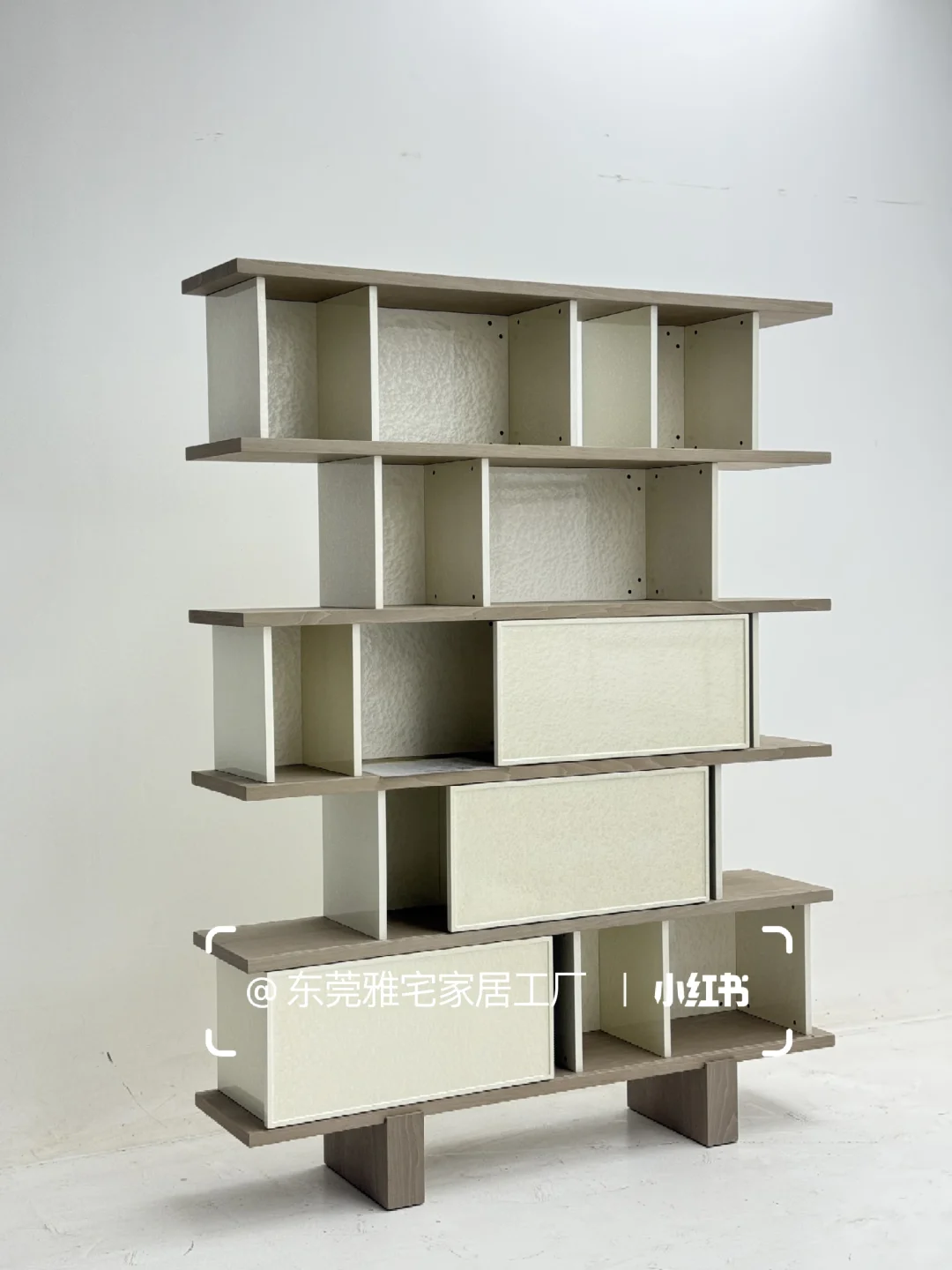 工厂实拍｜贝母漆+染色胡桃木皮展示柜