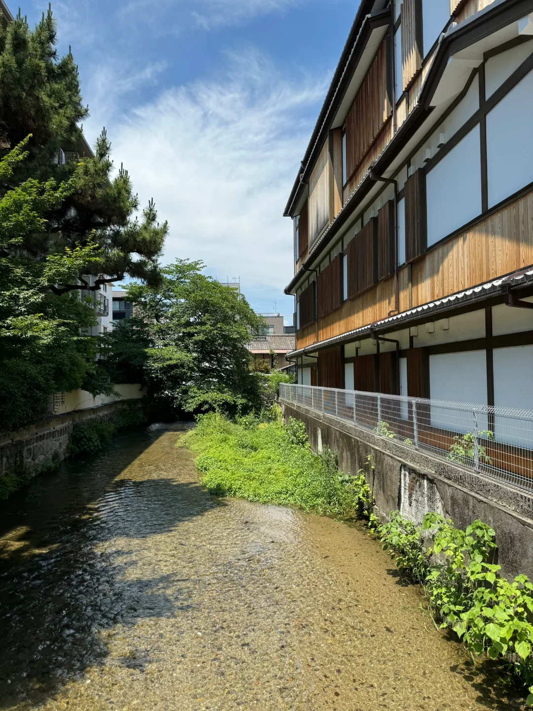 寻迪拜本地石膏板轻钢龙骨水泥砂石料供应商