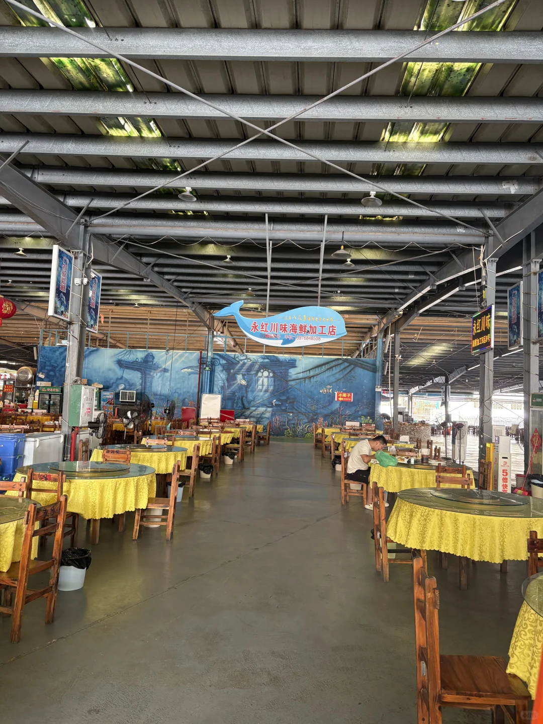 新鸿港市场永红海鲜加工
