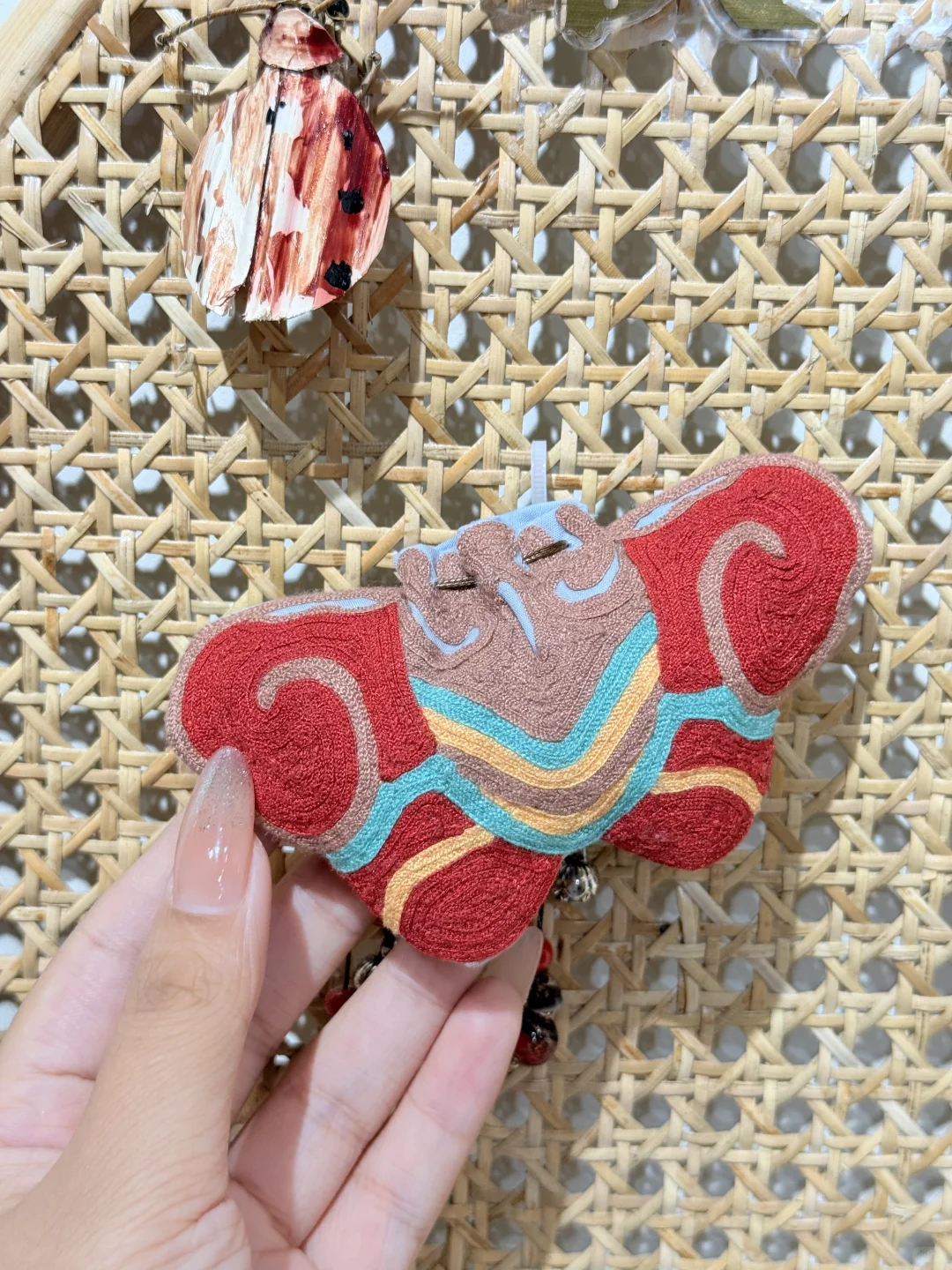 贵州残疾手艺人把非遗绣进了故宫里！！出息了