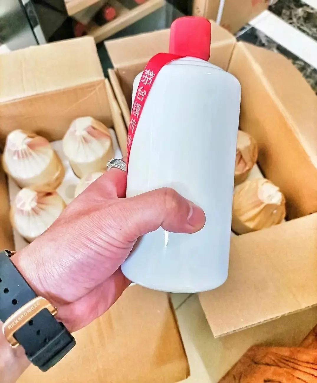 小白瓶带红绳，53°酱香型