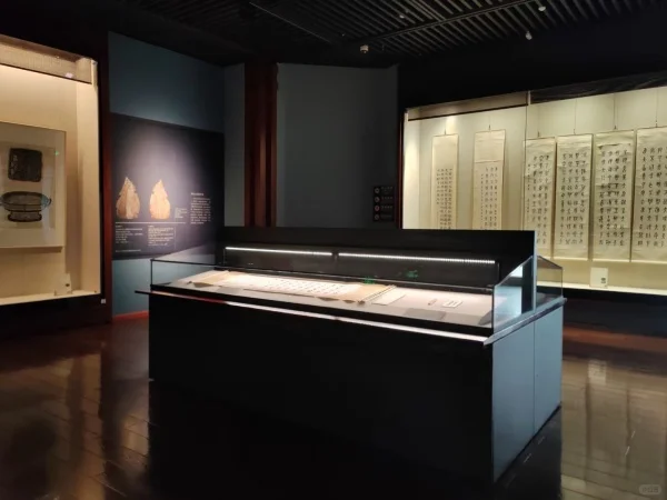 博物馆展柜制作厂家，让馆藏文物“永葆青春