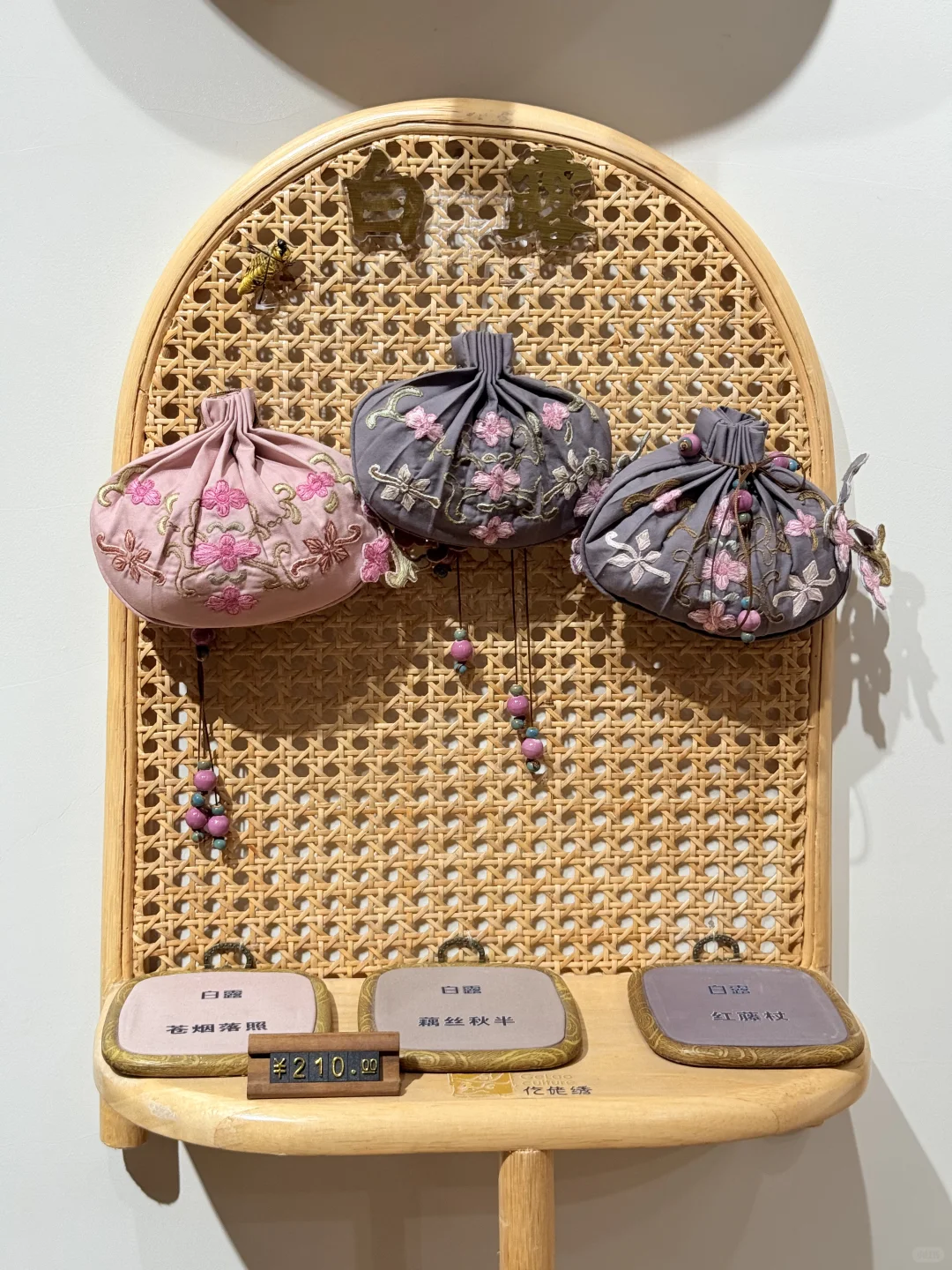 贵州残疾手艺人把非遗绣进了故宫里！！出息了