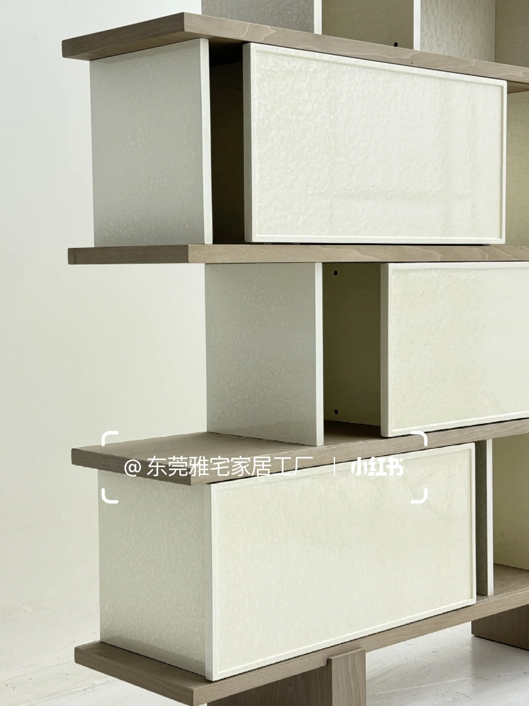 工厂实拍｜贝母漆+染色胡桃木皮展示柜