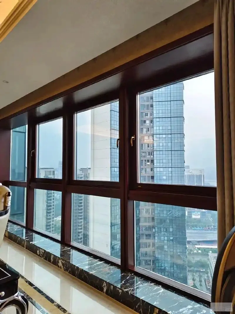 光影交错中的艺术窗，米兰之窗重塑家居质感