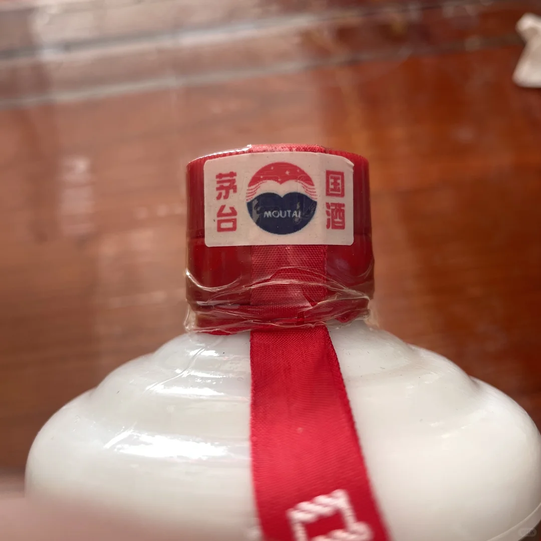 2000年53度飞天酒满膜裂