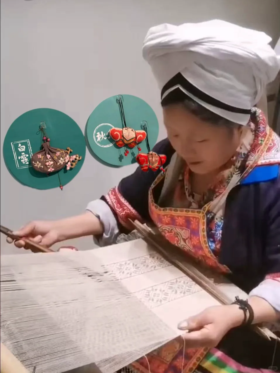 贵州残疾手艺人把非遗绣进了故宫里！！出息了